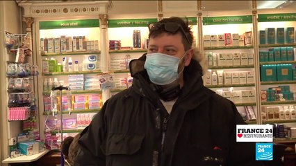 Confinement en France : des nounours géants en soutien des commerces parisiens