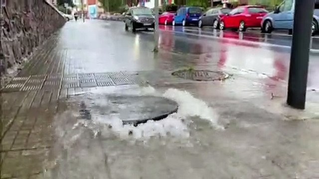 Alcantarillas desbordadas y agua colándose en los coches: los efectos de Filomena en La Laguna
