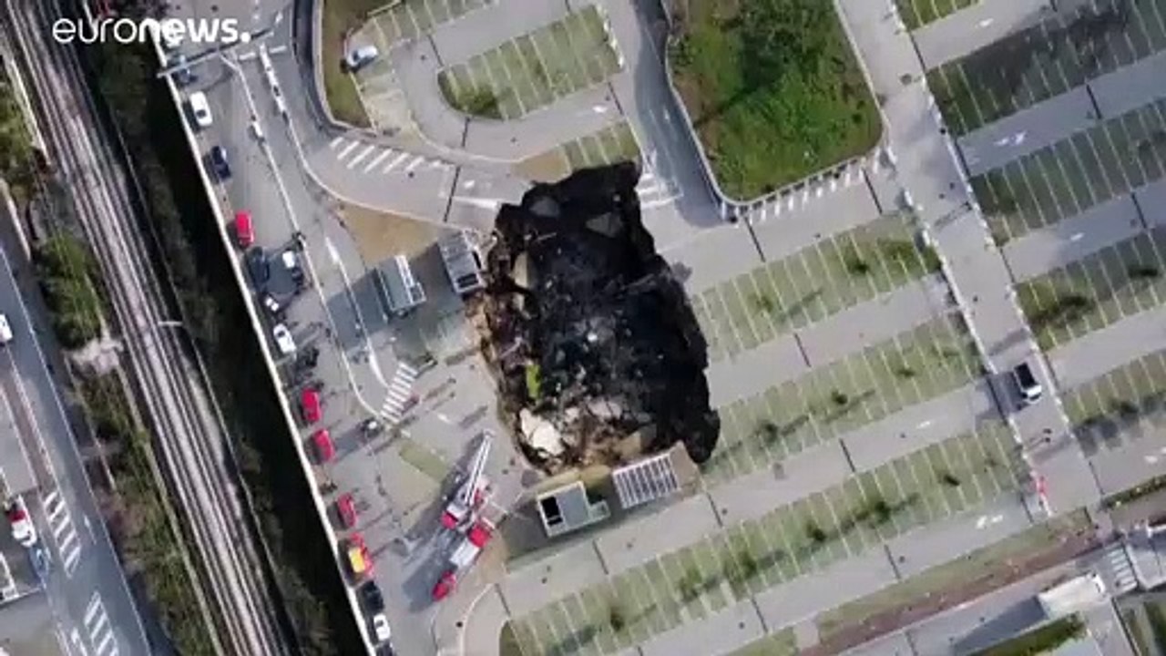 Ein Knall - und plötzlich bricht der Boden weg