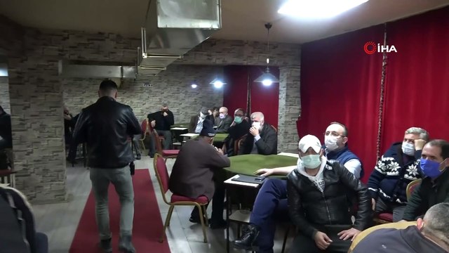 Kumar baskınında polis ceza yazarken onlar döner yedi