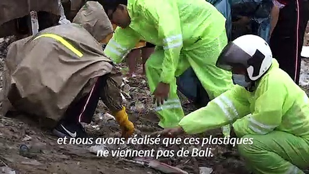 Bali nettoie ses plages envahies par des déchets plastiques