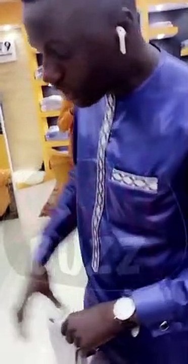 Homme bb reçoit ses cadeaux par son vaccin ,Regardez