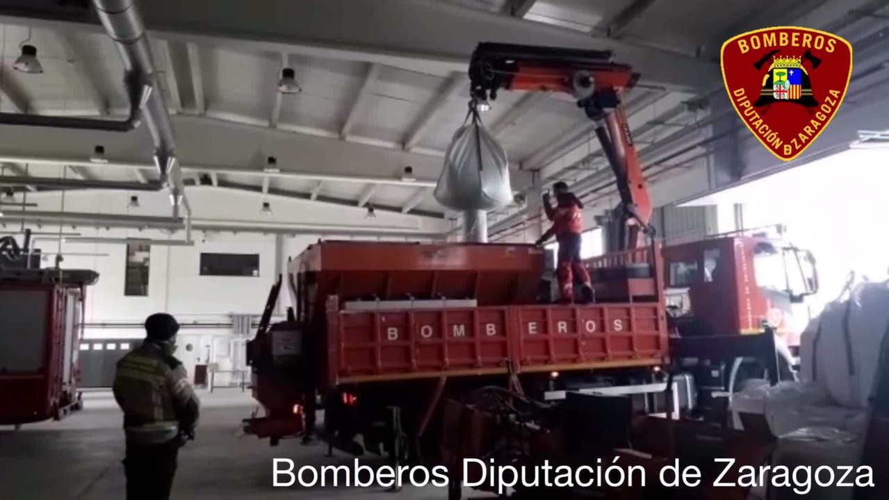 Bomberos de la Diputación de Zaragoza esparcen sal ante posibles nevadas