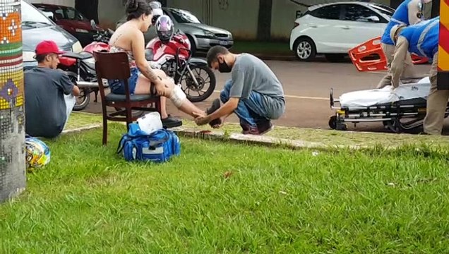 Jovem de 20 anos sofre laceração em joelho ao cair com moto na Rua Pio XII, no Centro