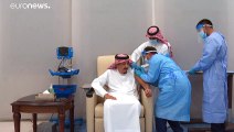 شاهد: العاهل السعودي يتلقى آول جرعة من لقاح فايزر- بيونتيك المضاد لفيروس كورونا