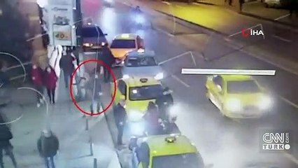 Turistleri dolandırıyor, eşyasını çalıyordu... Yankesici taksici tutuklandı | Video