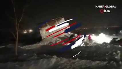 Rusya'da evlerin üstüne çığ düştü!