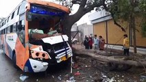 गुजरात से इंदौर आ रही बस अनियंत्रित होकर पेड़ में घुसी, घटना में कुछ यात्री घायल