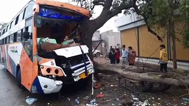गुजरात से इंदौर आ रही बस अनियंत्रित होकर पेड़ में घुसी, घटना में कुछ यात्री घायल