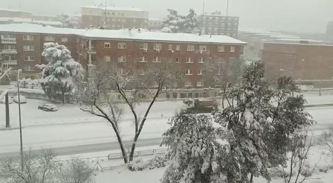 Fuertes nevadas en el Paseo de Extremadura (Madrid)