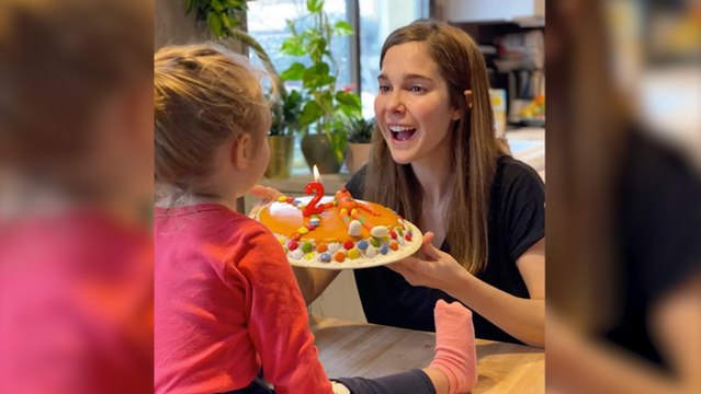 Natalia Sánchez celebra el cumpleaños de su hija con una tarta y mucha nieve