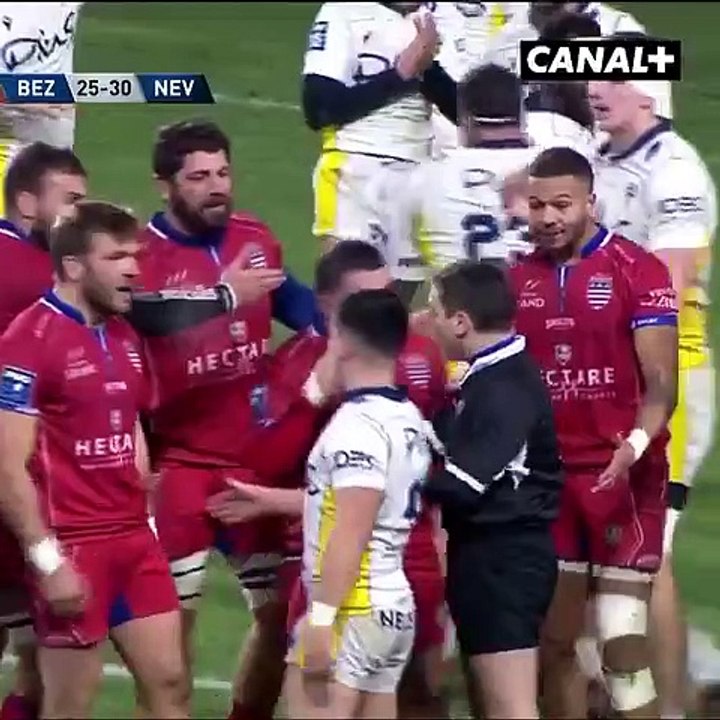 Josaia Raisuqe célèbre la victoire en soulevant l'arbitre