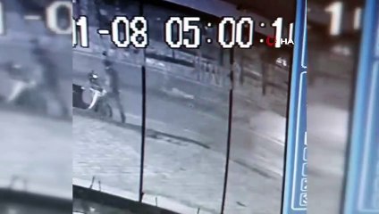 Göz göze geldiler, birbirlerinden kaçtılar...Hırsızlık şüphelisiyle, sokak köpeğinin birbirinden kaçtığı anlar kamerada