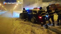 La UME trabaja sin descanso para rescatar a conductores atrapados por la nieve en Madrid en la A-4