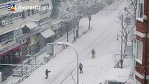 Vecinos de Vallecas esquiando por las calles de su barrio