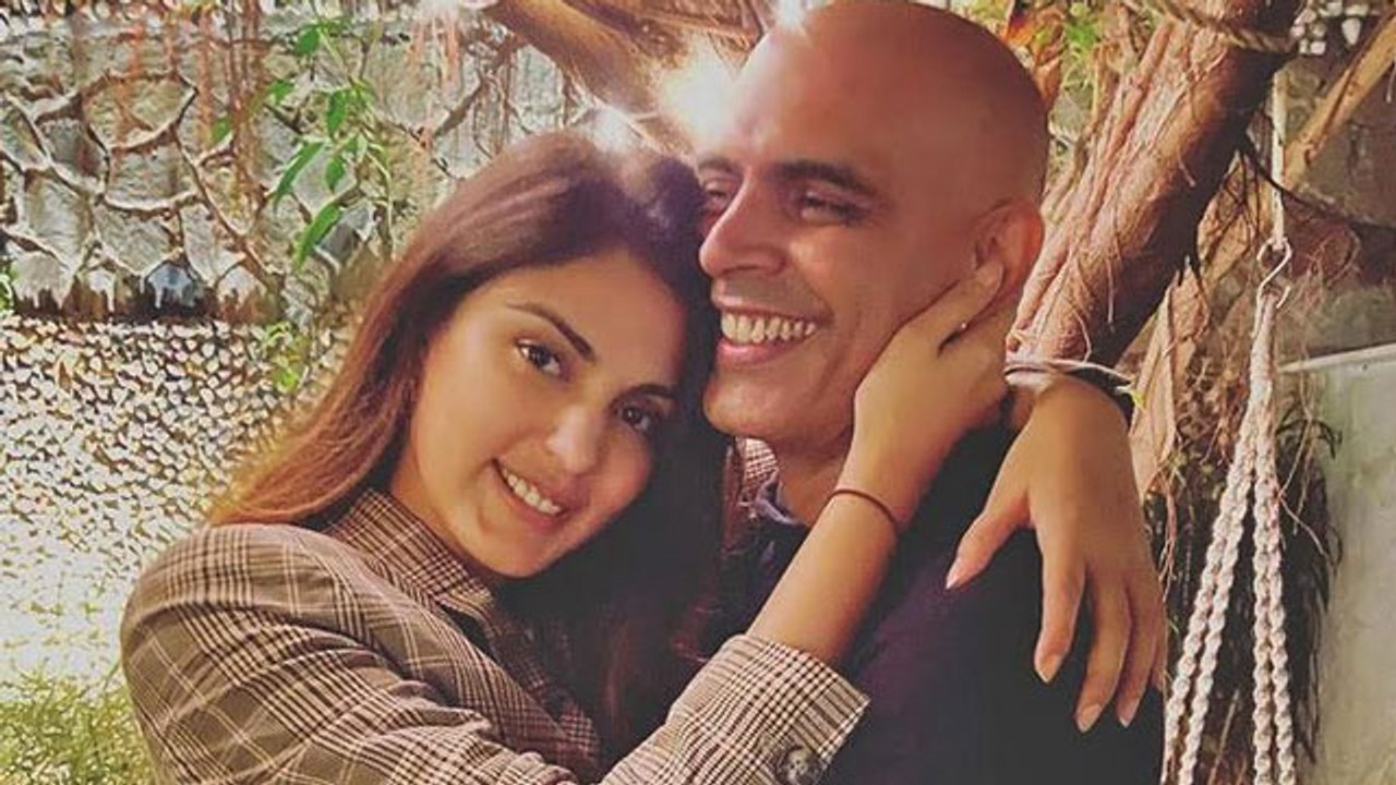 Rajiv Lakshman Responds After His Controversial Post Alongside Rhea Chakraborty