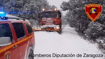 Bomberos de Zaragoza realizan labores para despejar la nieve
