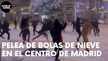PELEA de BOLAS de NIEVE en CALLAO (MADRID)