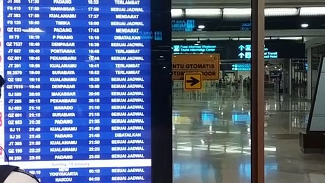 Boeing 737 kurz nach Start in Jakarta vom Radar verschwunden