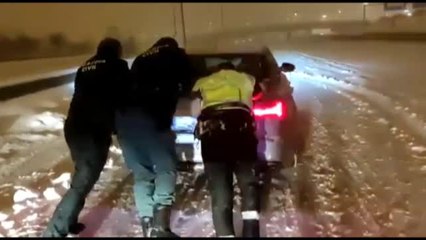 La Guardia Civil pasa la noche desalojando los coches de la M40