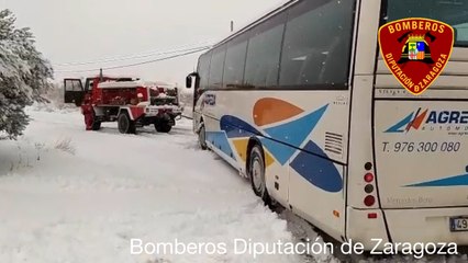 Download Video: Bomberos de Diputación de Zaragoza rescatan a un autobús atrapado por temporal