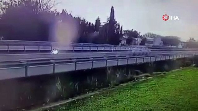 Hafif ticari arac tıra arkadan ok gibi saplandı... O anlar kamerada