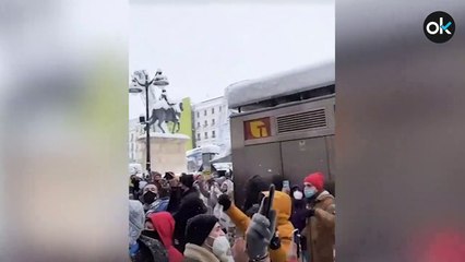 Personas cantando: "A quien le importa lo que yo haga" en la Puerta del Sol