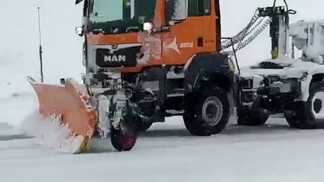 Trabajos de limpieza en Barajas por el temporal Filomena