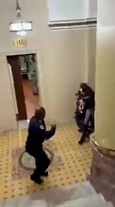 Un policier seul dans le Capitole essaie de contenir des militants pro-Trump