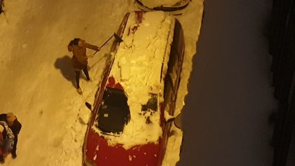 Conductores limpian sus vehículos ante futuras heladas