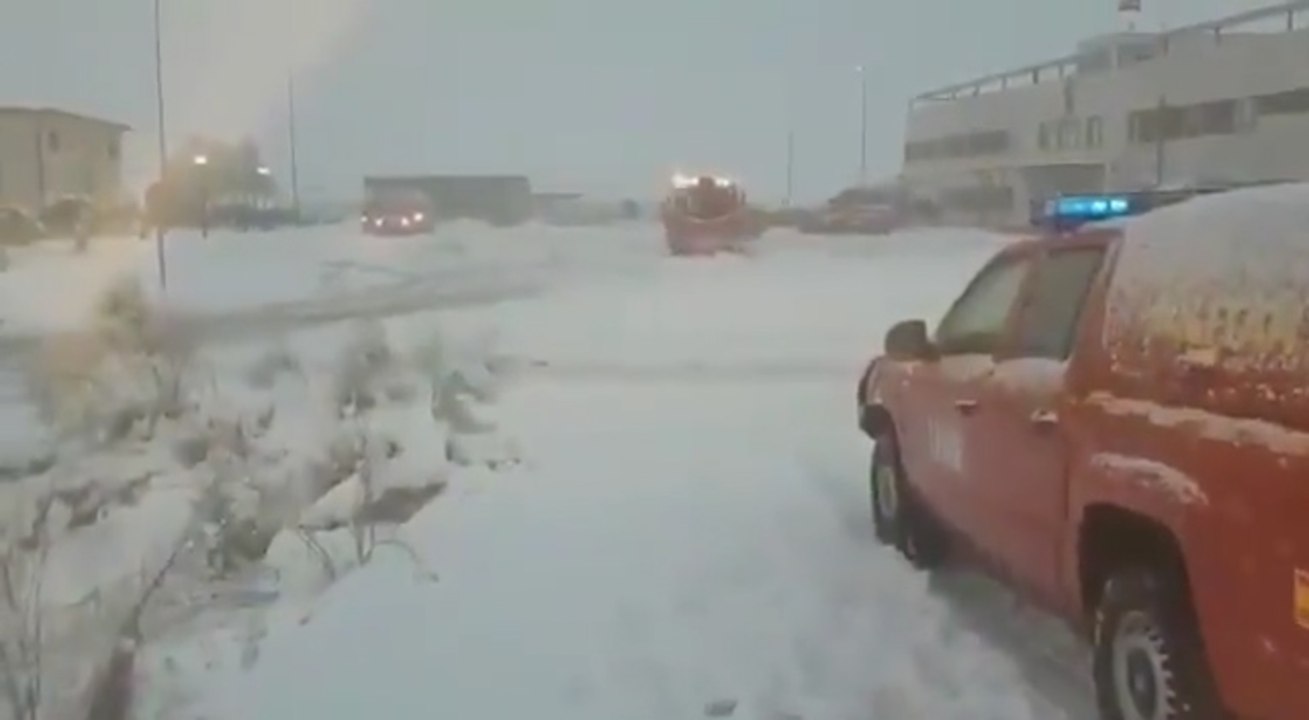 La Unidad Militar de Emergencias interviene en Barajas debido al temporal