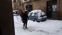 Un moyen de transport original sur la neige à Madrid en Espagne