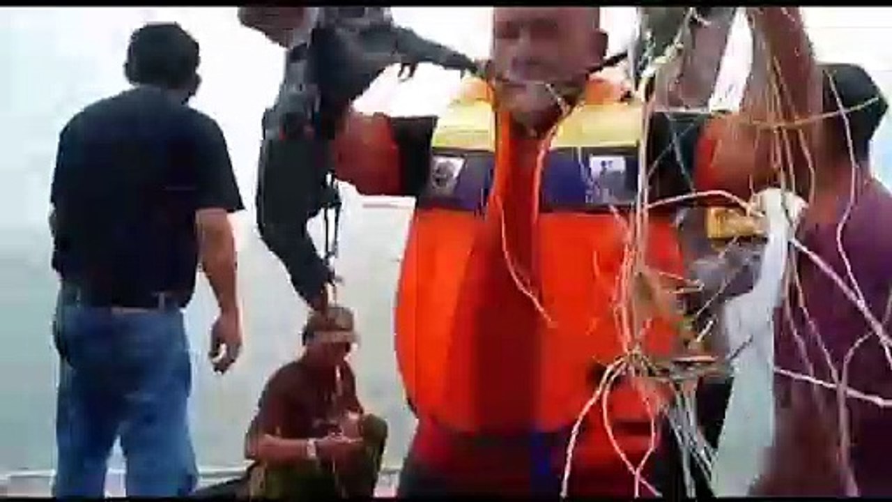 Autoridades indonésias procuram destroços do avião desaparecido