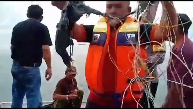Indonesia busca sobrevivientes y restos del avión comercial que se estrelló en el mar