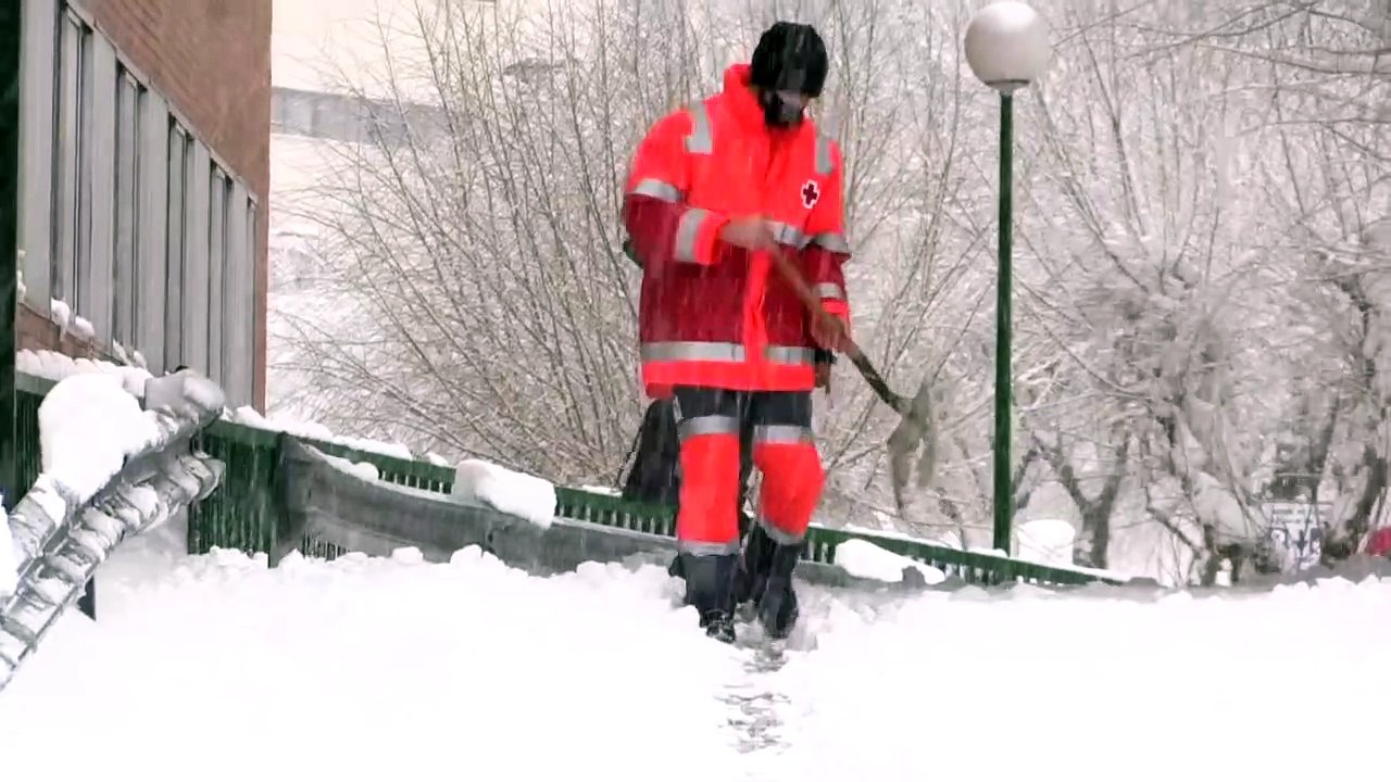 Schneemassen bringen pandemiegeplagtes Krankenhauspersonal zusätzlich in die Klemme