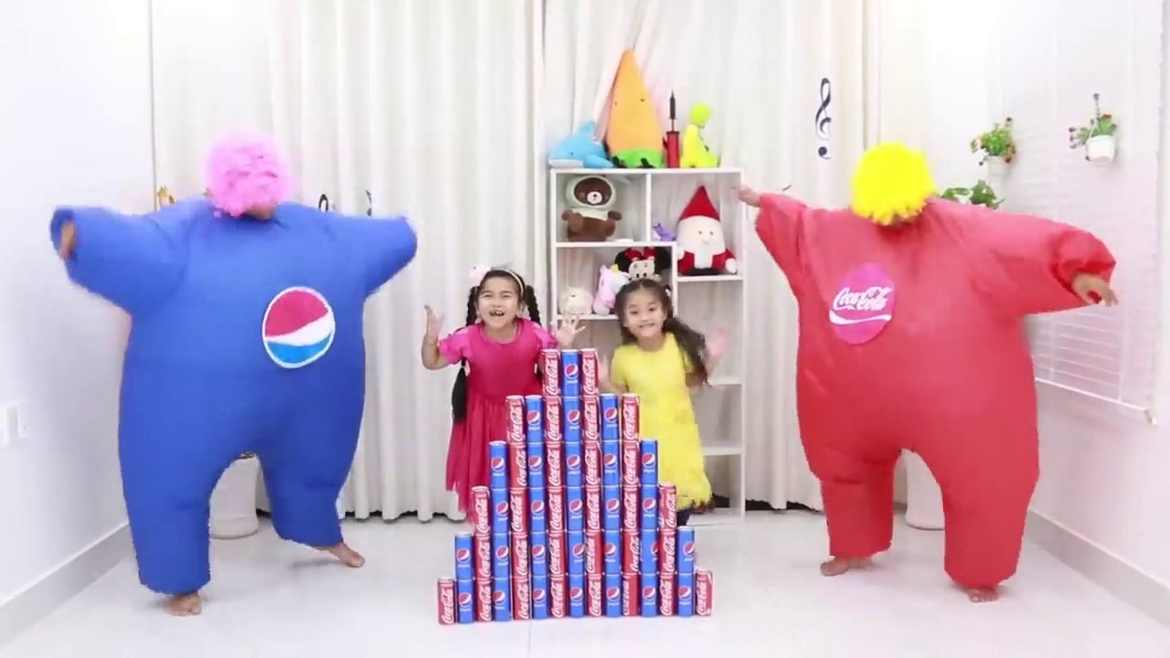 Annie and Suri Pretend Play Pepsi vs Coke Soda Challenge