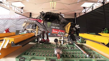 Du beau monde est des bolides aux looks improbables : le Dakar des véhicules légers