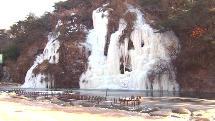[날씨] 강한 한파에 25m 폭포도 얼었다...오후 내륙 약한 눈 / YTN