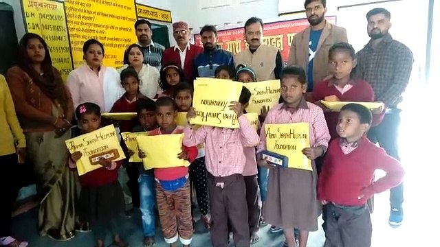 हेल्पलाइन फाउंडेशन की ओर से एनजीओ ने वितरित की शिक्षण सामिग्री