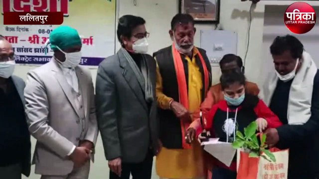हाई स्कूल की मेधावी छात्राओं को सांसद ने किया सम्मानित, छात्राएं हुई प्रसन्न