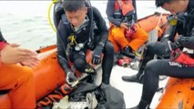 Los equipos de rescate localizan los restos del avión indonesio siniestrado en el mar de Java