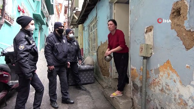 Kısıtlamada mahalleyi birbirine kattı, polislere çaydanlıkla direndi