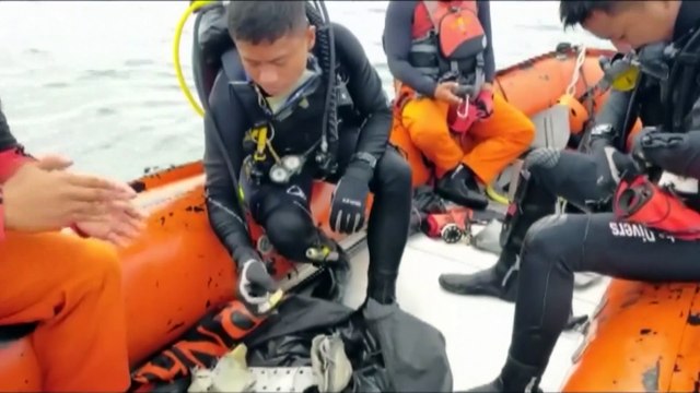 Destroços do avião desaprecido na Indonésia encontrados