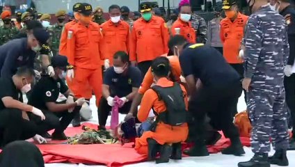 Vermisste Boeing: Einsatzkräfte finden Leichenteile im Meer