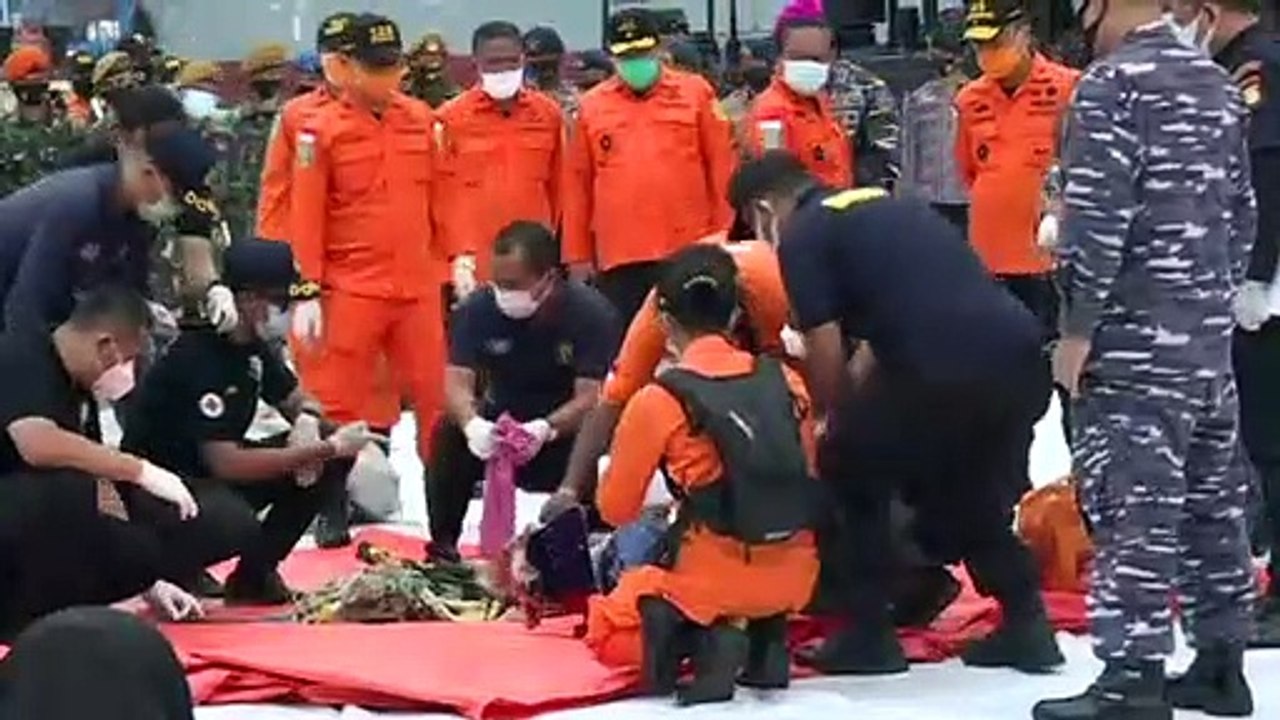 Vermisste Boeing: Einsatzkräfte finden Leichenteile im Meer