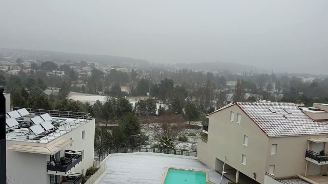 La neige à Martigues tient sur la végétation pas au sol