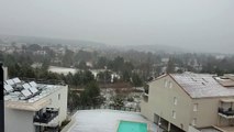 La neige à Martigues tient sur la végétation pas au sol