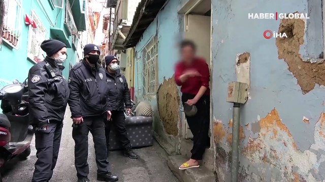 Kısıtlamada ortalığı birbirine kattı! Polise çaydanlıkla direndi