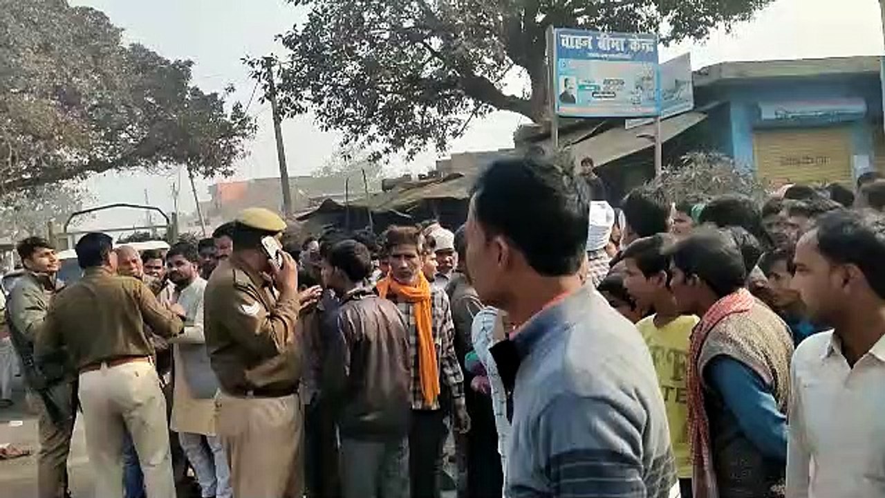 अंतिम संस्कार में शामिल जा रहे बाइक सवार को ट्रक ने मारी टक्कर, महिला की मौत दो घायल