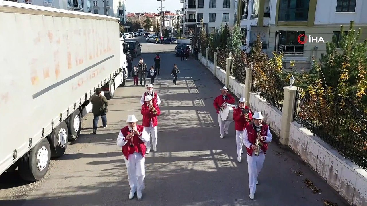 Sokağa çıkma kısıtlamasında Aksaray’da bando konseri